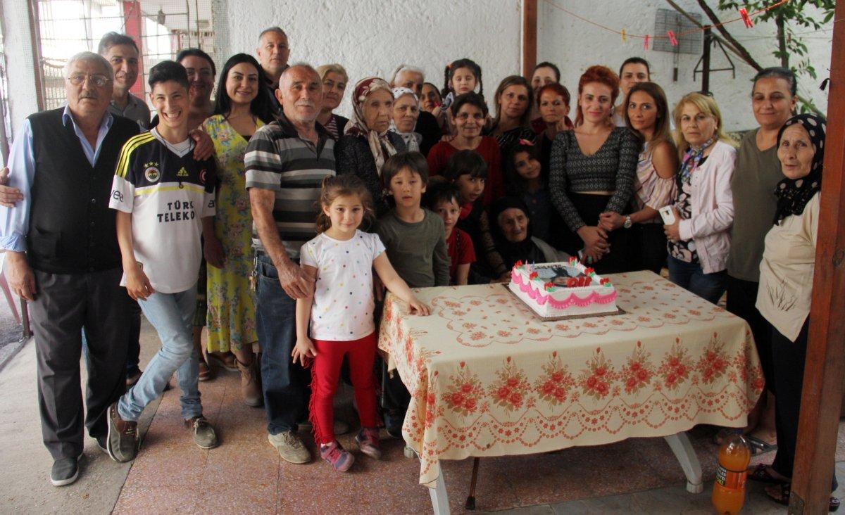 Adana’da 105 yaşındaki kadın 71 yaşındaki kızı ile aşı oldu