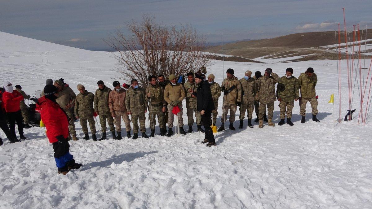 Van’da çığ bölgesindeki koruculara eğitim verildi