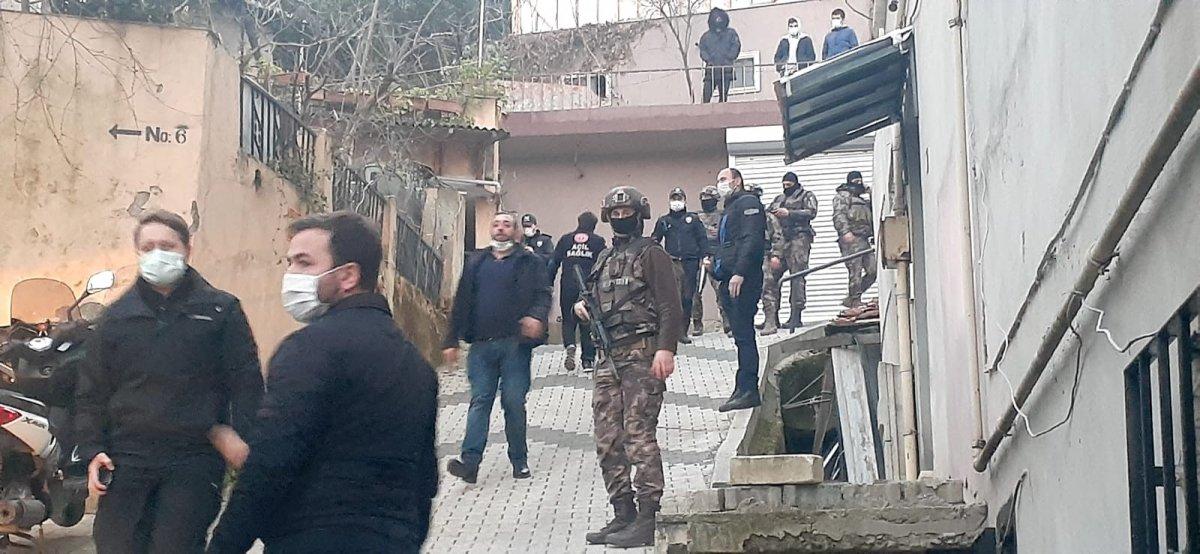 Üsküdar’da dini nikahlı eşini darbettikten sonra rehin aldı