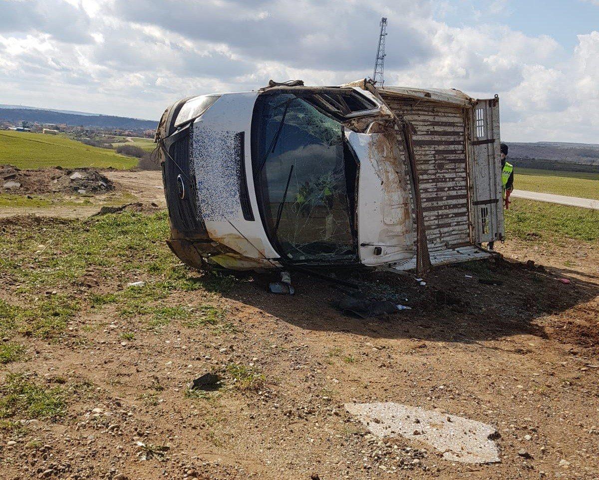 Tekirdağ'da kamyonet takla attı