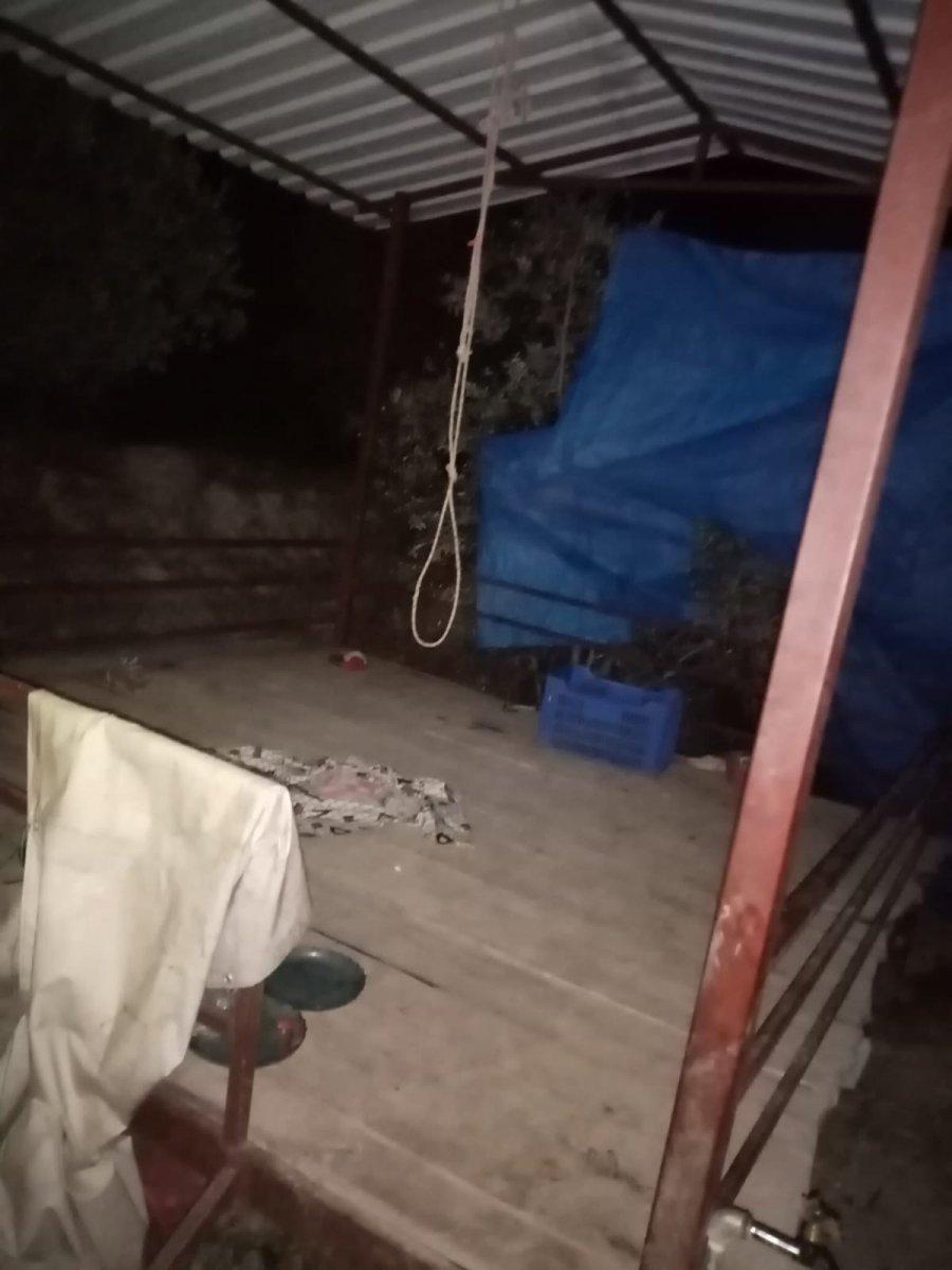 Antalya'da boynuna salıncak ipi dolanan çocuk hayatını kaybetti