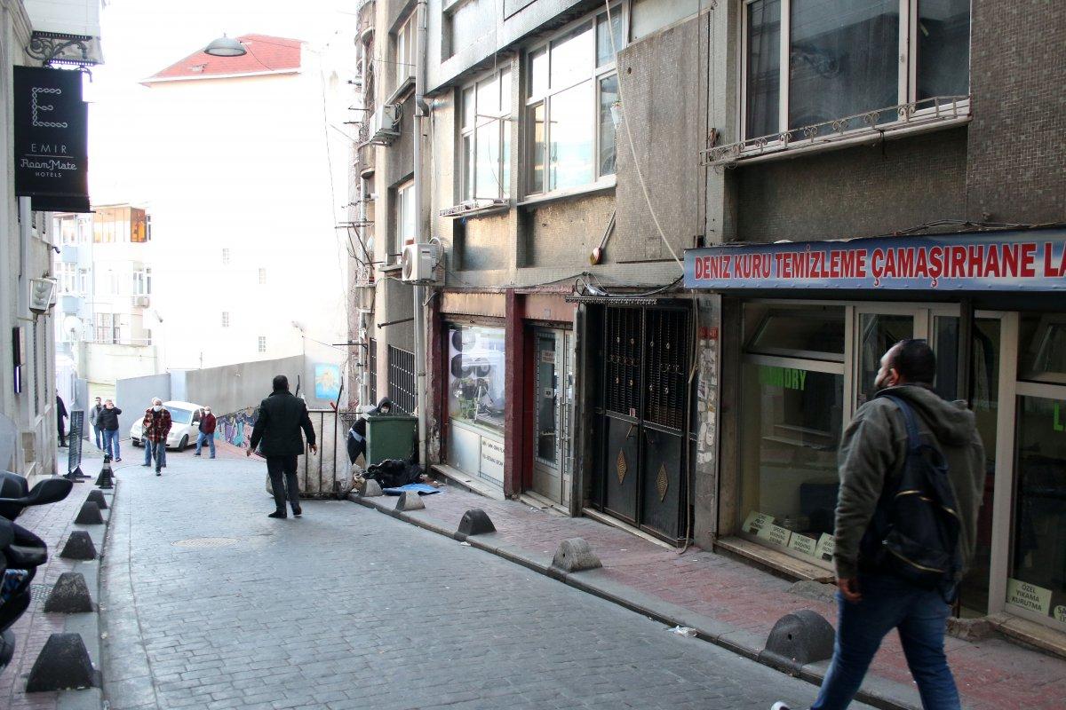 Beyoğlu'nda, Suriye uyruklu trans bireyin yüzüne tuz ruhu atıldı