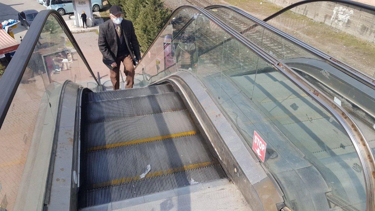 Karabük’te 4 yaşındaki çocuk yürüyen merdivene sıkıştı