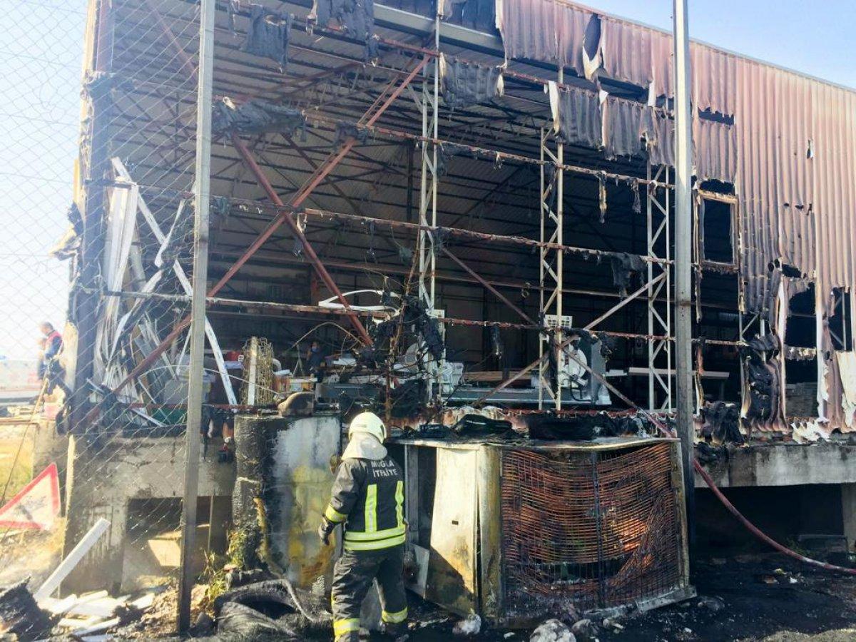 Muğla'da plastik kasa fabrikasında yangın