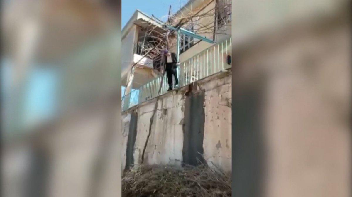 Adıyaman'da yaşlı adam, budamak istediği asmada asılı kaldı