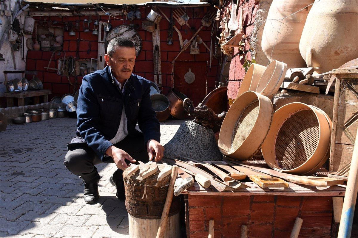 Kayserili fırıncı, evinin bahçesini sanat galerisine çevirdi