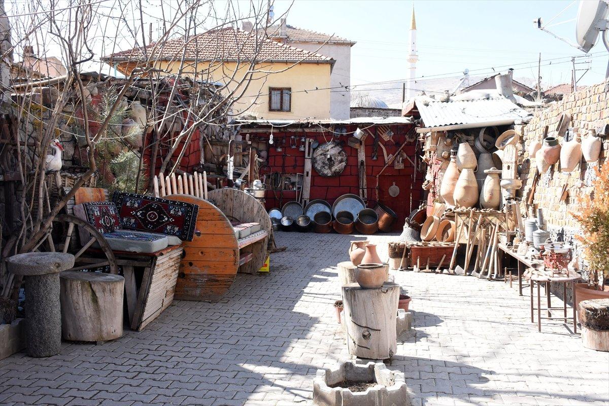 Kayserili fırıncı, evinin bahçesini sanat galerisine çevirdi