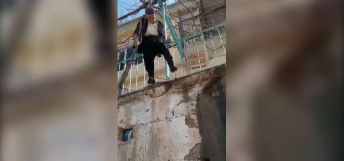 Adıyaman'da yaşlı adam, budamak istediği asmada asılı kaldı