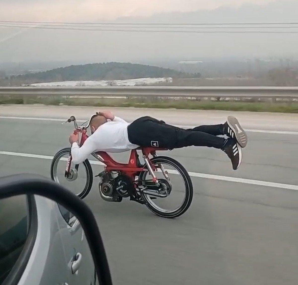 Bursa'da, otobanda tehlike saçan motorlu maganda