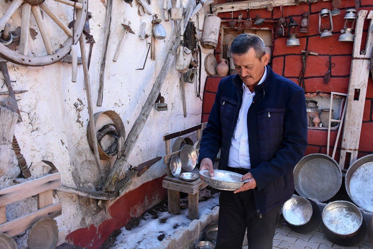 Kayserili fırıncı, evinin bahçesini sanat galerisine çevirdi