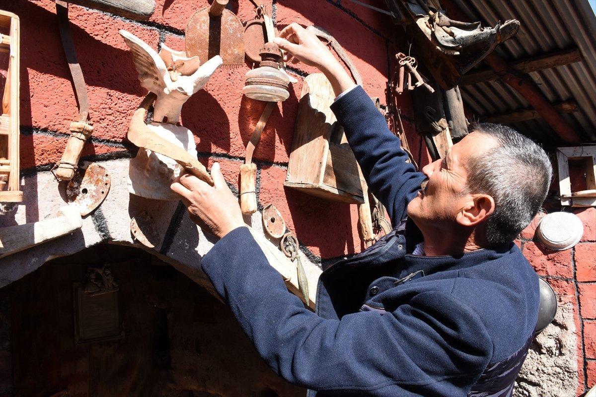 Kayserili fırıncı, evinin bahçesini sanat galerisine çevirdi