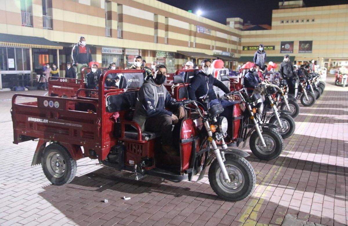 Murat Kurum, Keşan'daki Romanlara triportör hediye etti