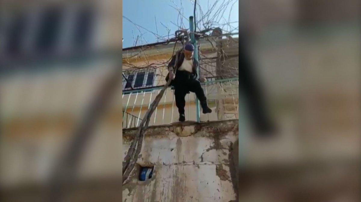 Adıyaman'da yaşlı adam, budamak istediği asmada asılı kaldı