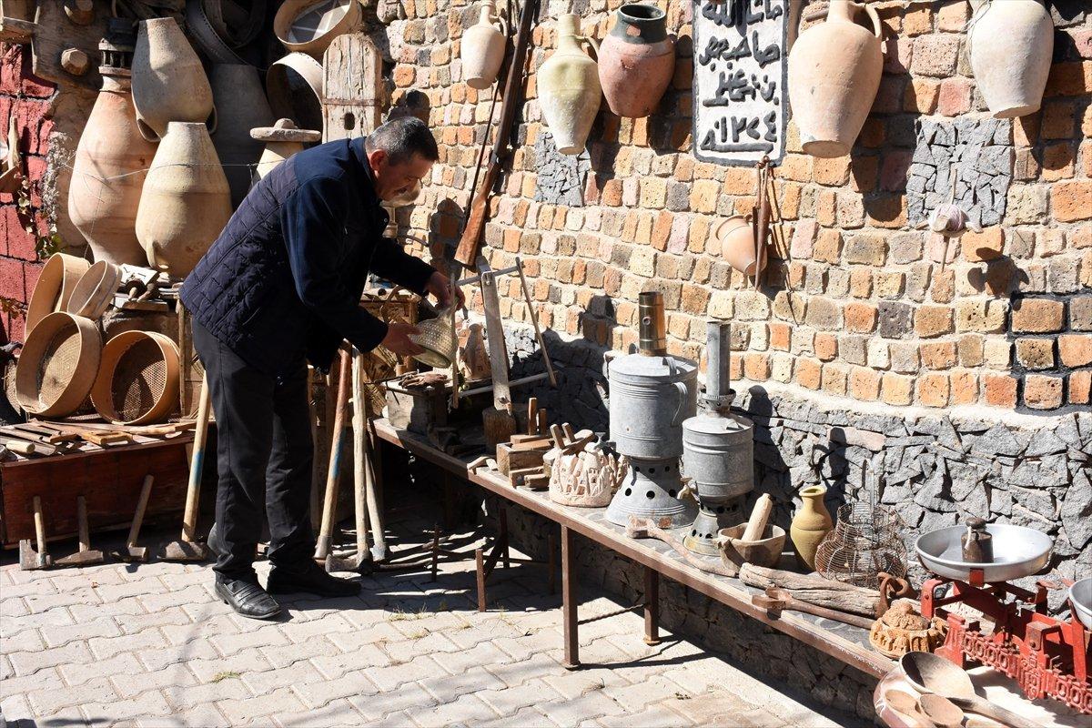 Kayserili fırıncı, evinin bahçesini sanat galerisine çevirdi