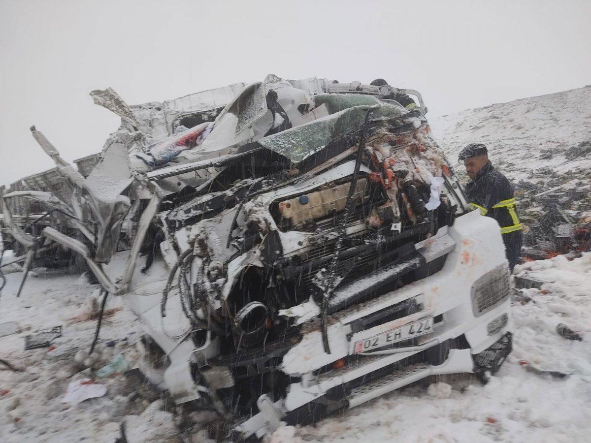 Ağrı'da kontrolden çıkan tır şarampole devrildi: 2 ölü