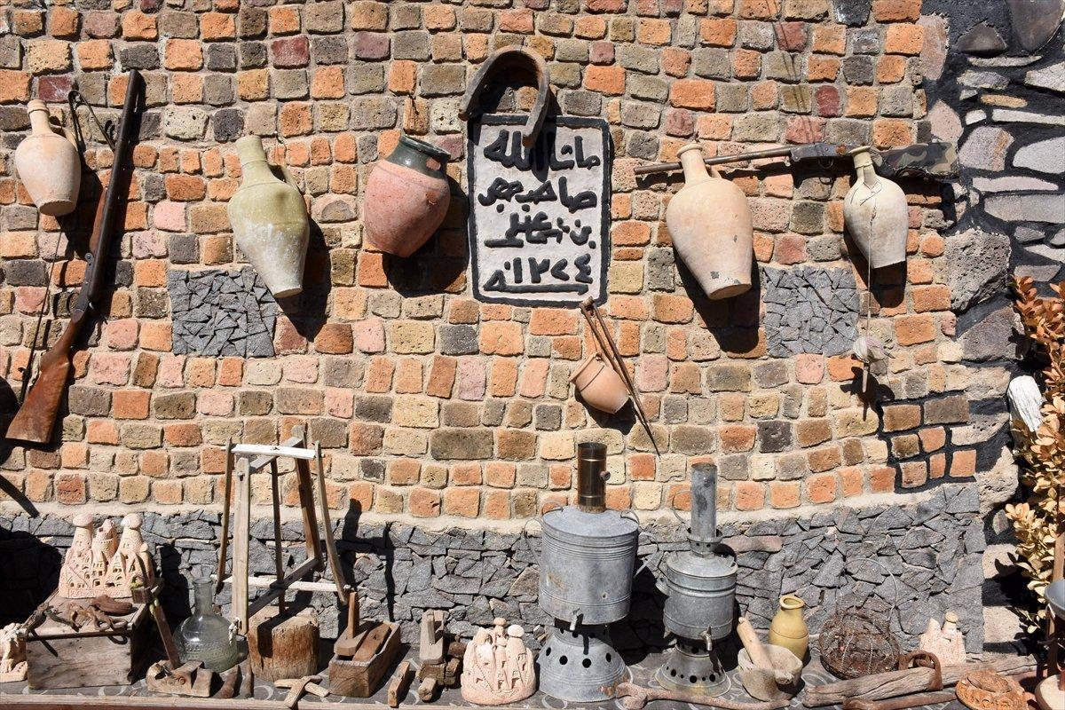Kayserili fırıncı, evinin bahçesini sanat galerisine çevirdi