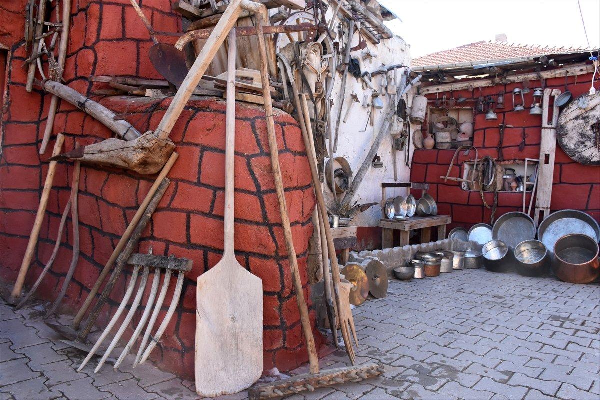 Kayserili fırıncı, evinin bahçesini sanat galerisine çevirdi