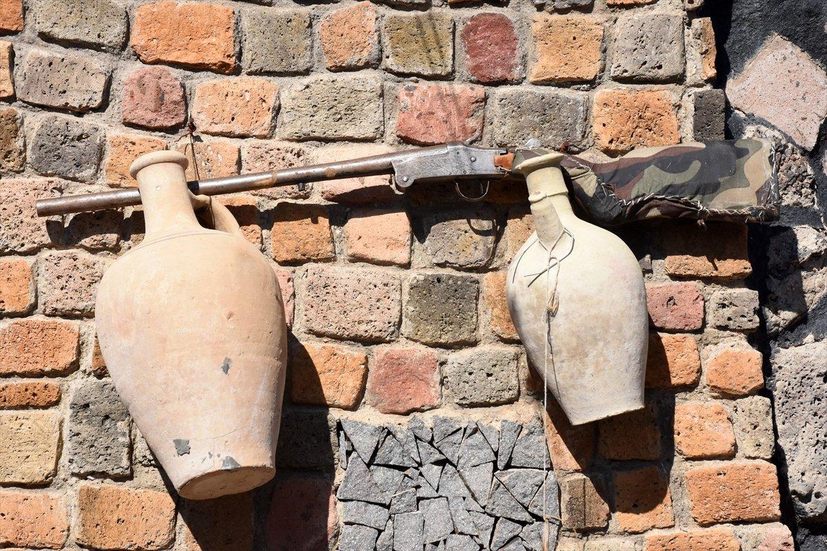 Kayserili fırıncı, evinin bahçesini sanat galerisine çevirdi