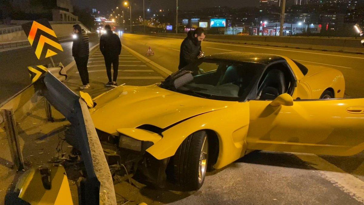 Kadıköy'de lüks otomobille bariyerlere çarptı