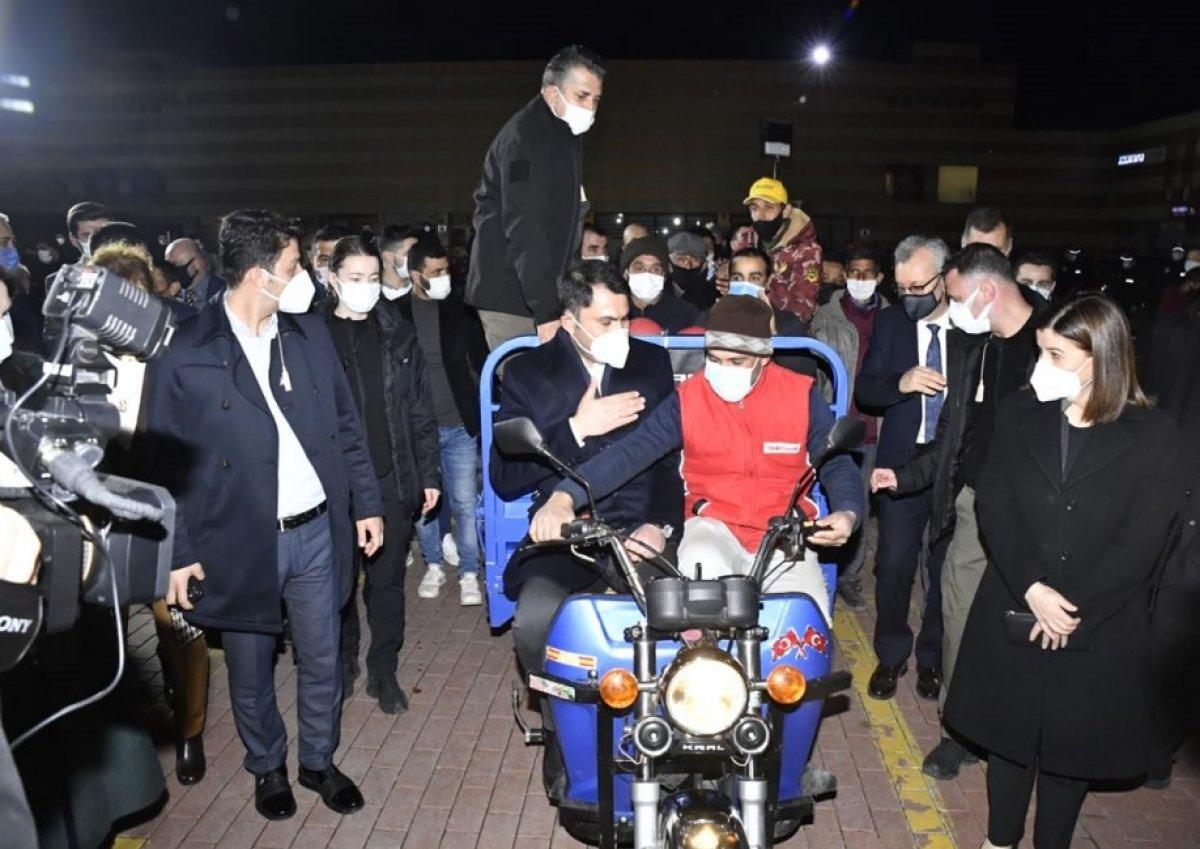 Murat Kurum, Keşan'daki Romanlara triportör hediye etti