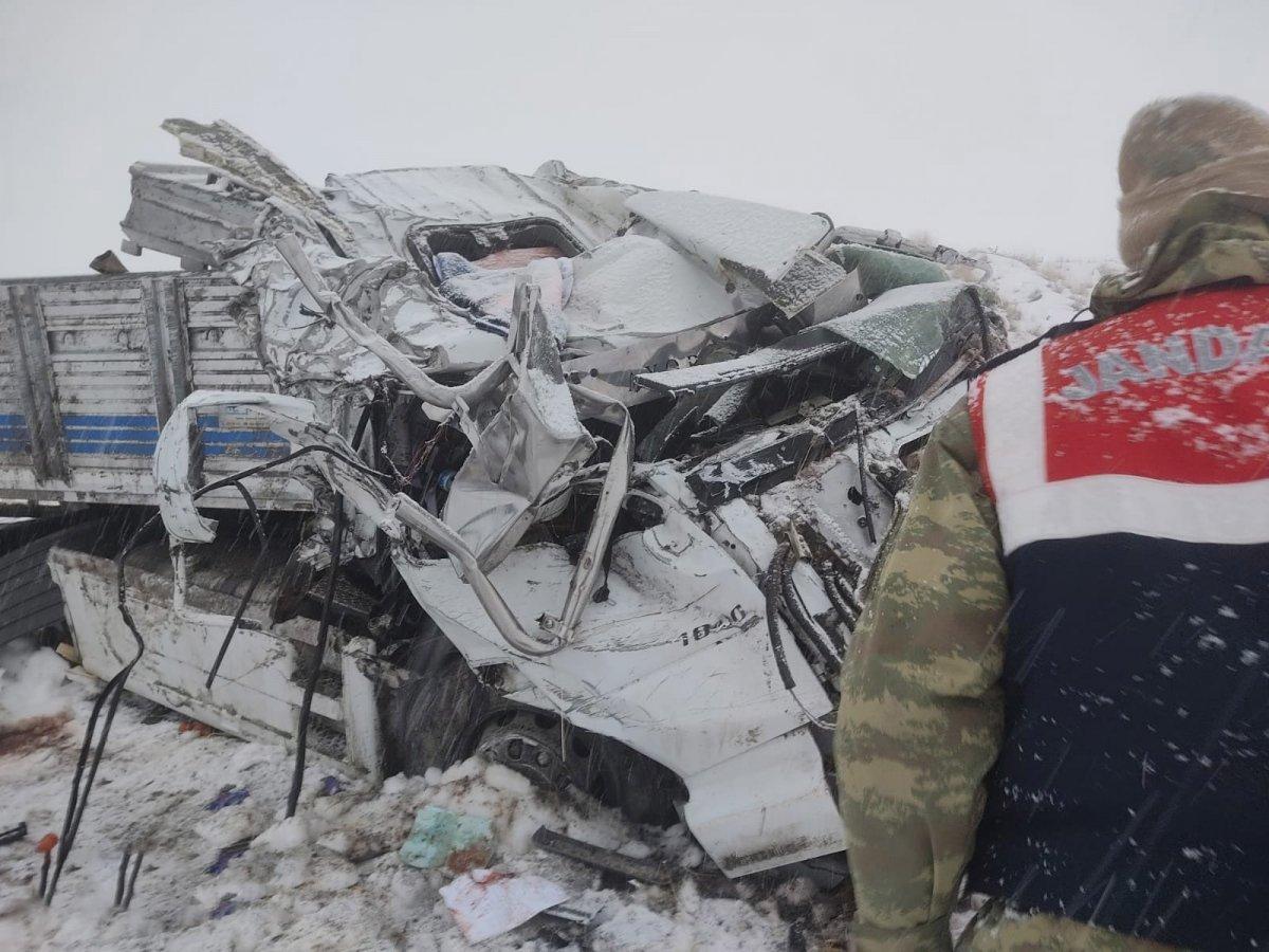 Ağrı'da kontrolden çıkan tır şarampole devrildi: 2 ölü