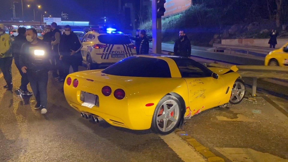 Kadıköy'de lüks otomobille bariyerlere çarptı