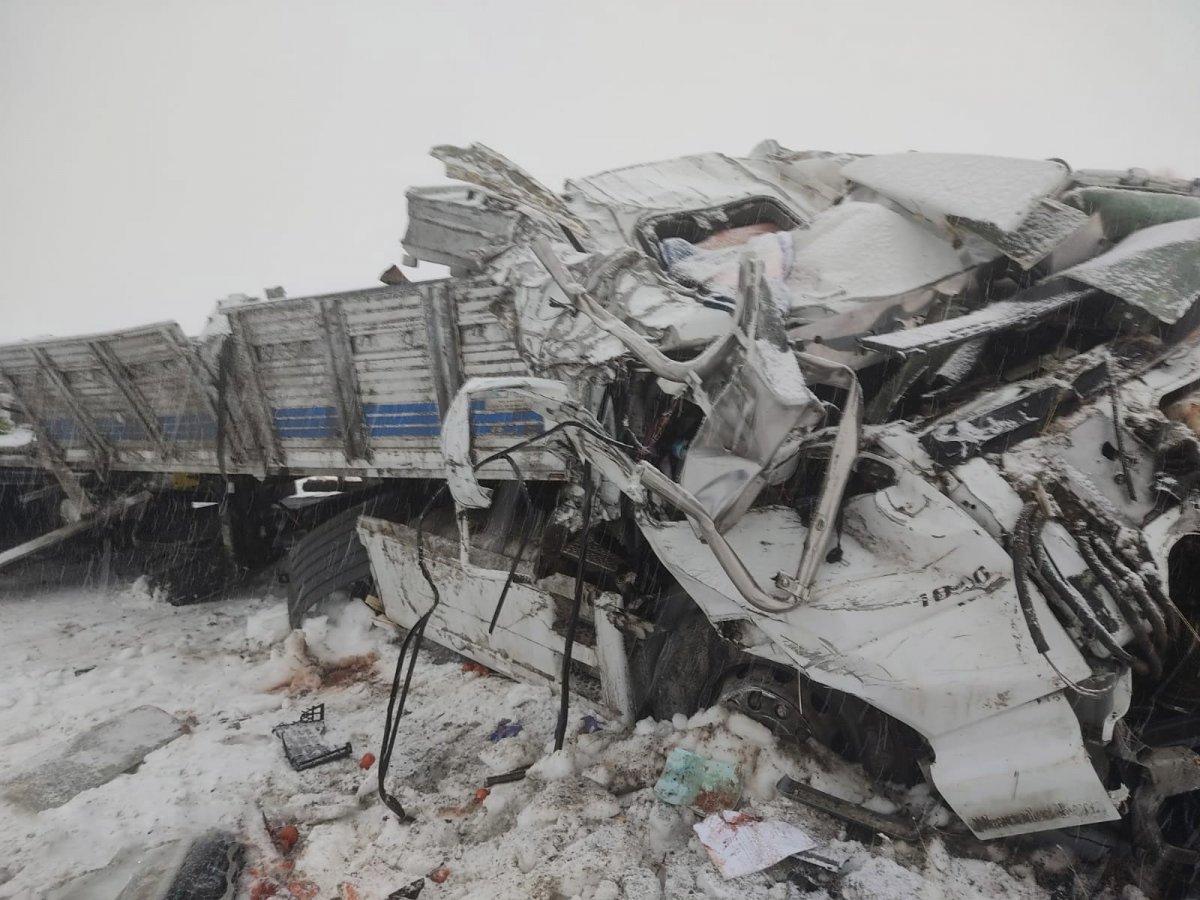 Ağrı'da kontrolden çıkan tır şarampole devrildi: 2 ölü