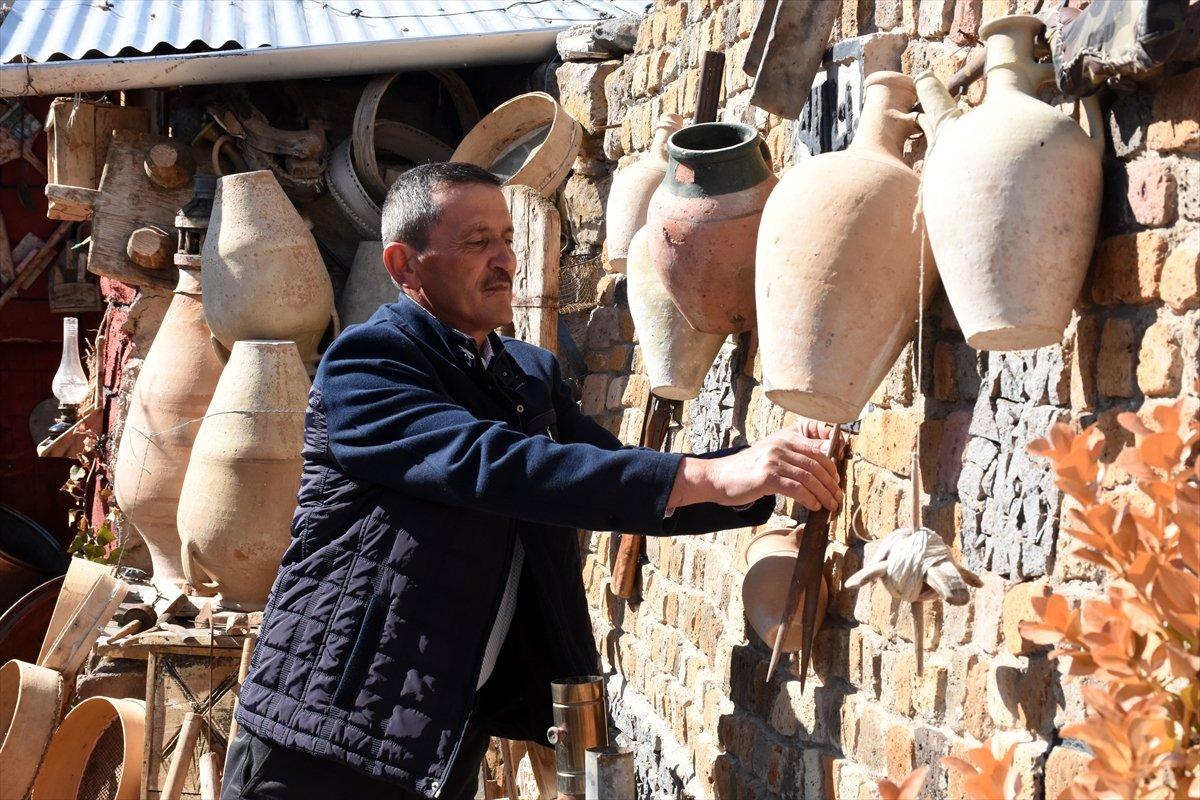 Kayserili fırıncı, evinin bahçesini sanat galerisine çevirdi