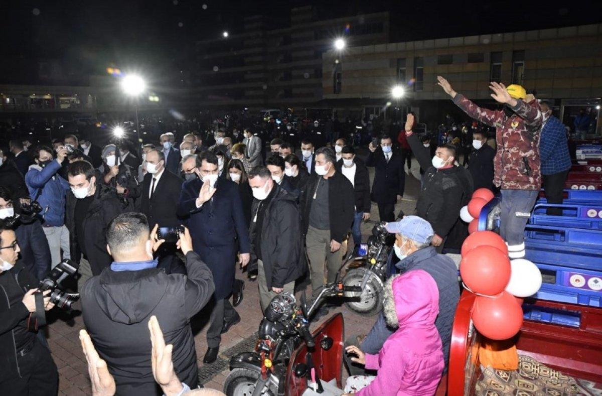 Murat Kurum, Keşan'daki Romanlara triportör hediye etti