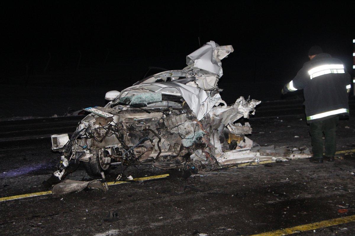 Bingöl'de otomobil yolcu otobüsüne çarptı: 1 ölü, 2 yaralı