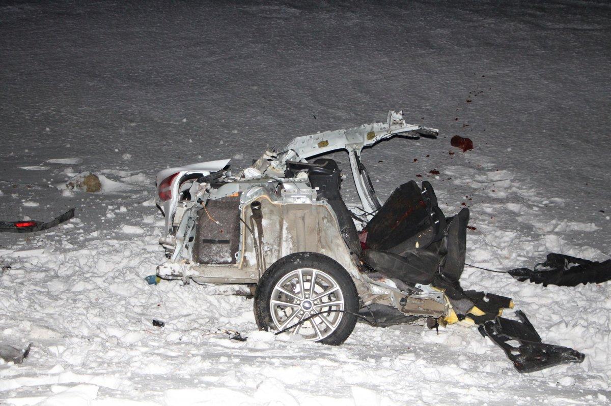 Bingöl'de otomobil yolcu otobüsüne çarptı: 1 ölü, 2 yaralı