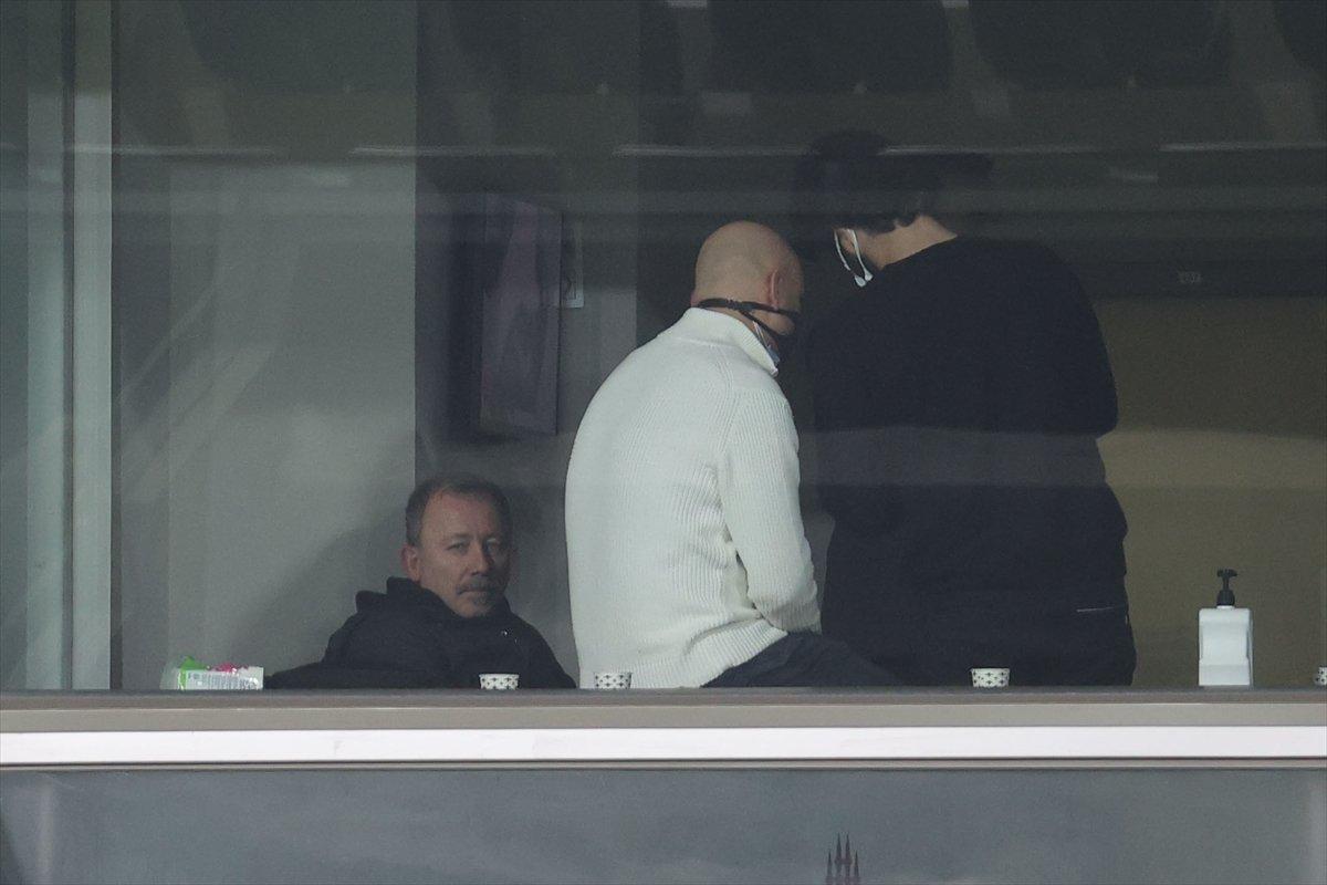 Beşiktaşlı futbolcular galibiyeti Sergen Yalçın'a armağan etti