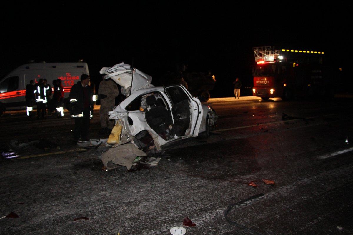 Bingöl'de otomobil yolcu otobüsüne çarptı: 1 ölü, 2 yaralı