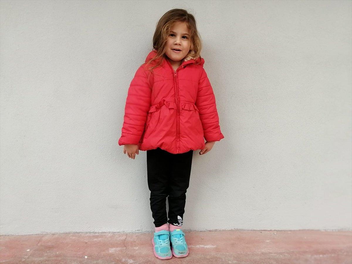 Manisa'da 3,5 yaşındaki Elif Naz, İstiklal Marşı'nı okudu