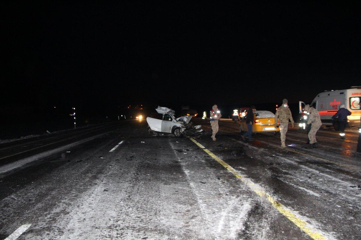 Bingöl'de otomobil yolcu otobüsüne çarptı: 1 ölü, 2 yaralı