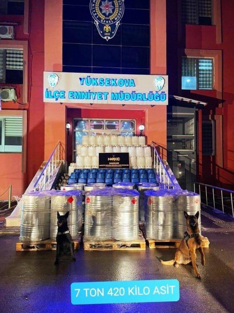 Bakan Soylu: Yüksekova'da 4 ton eroini üretecek asetik asit ele geçirildi