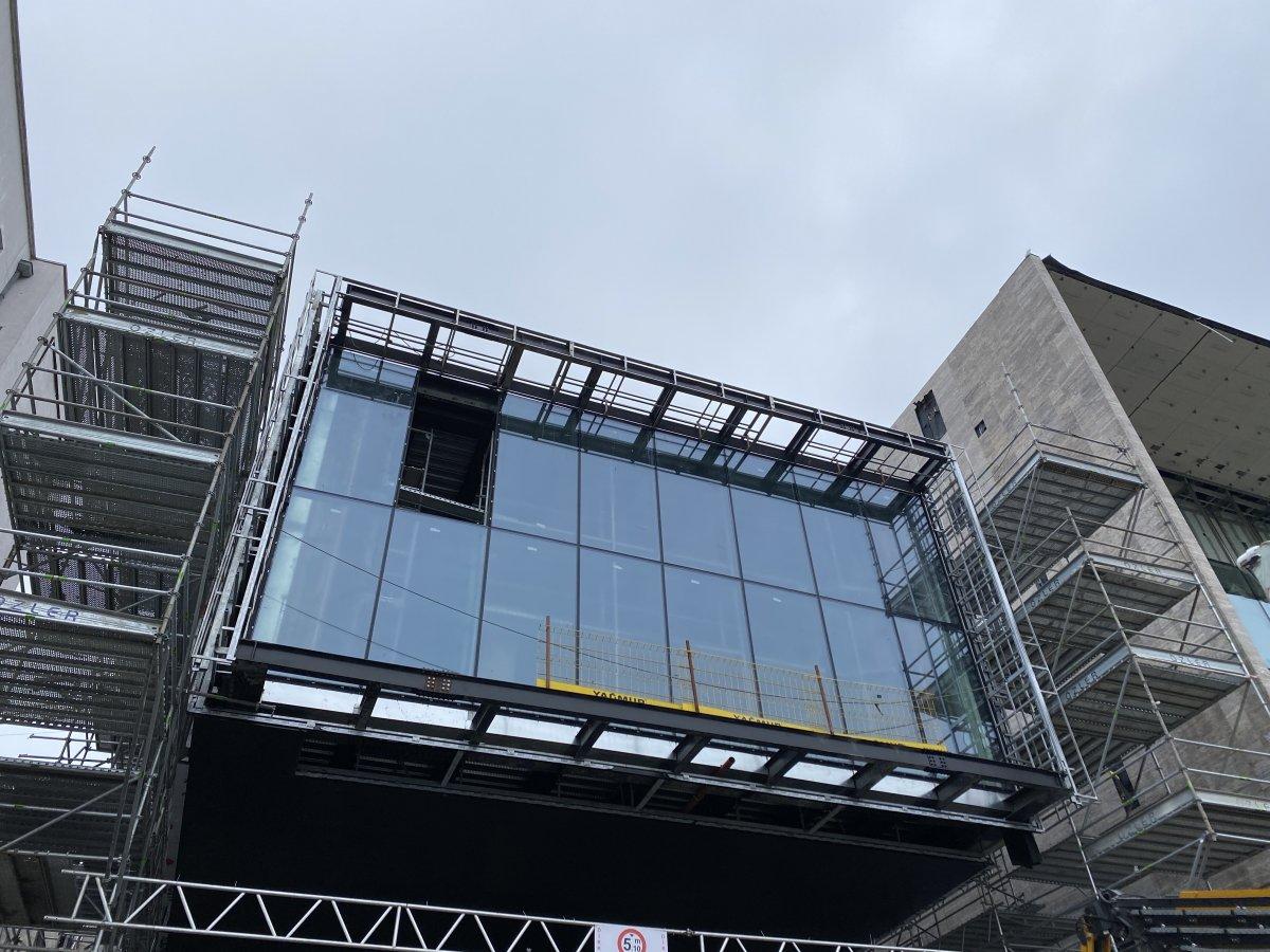 Yeni Atatürk Kültür Merkezi'nin dış cephesi camla kaplandı