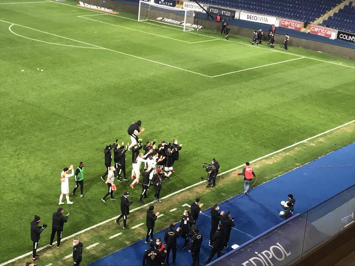 Beşiktaşlı futbolcular galibiyeti Sergen Yalçın'a armağan etti