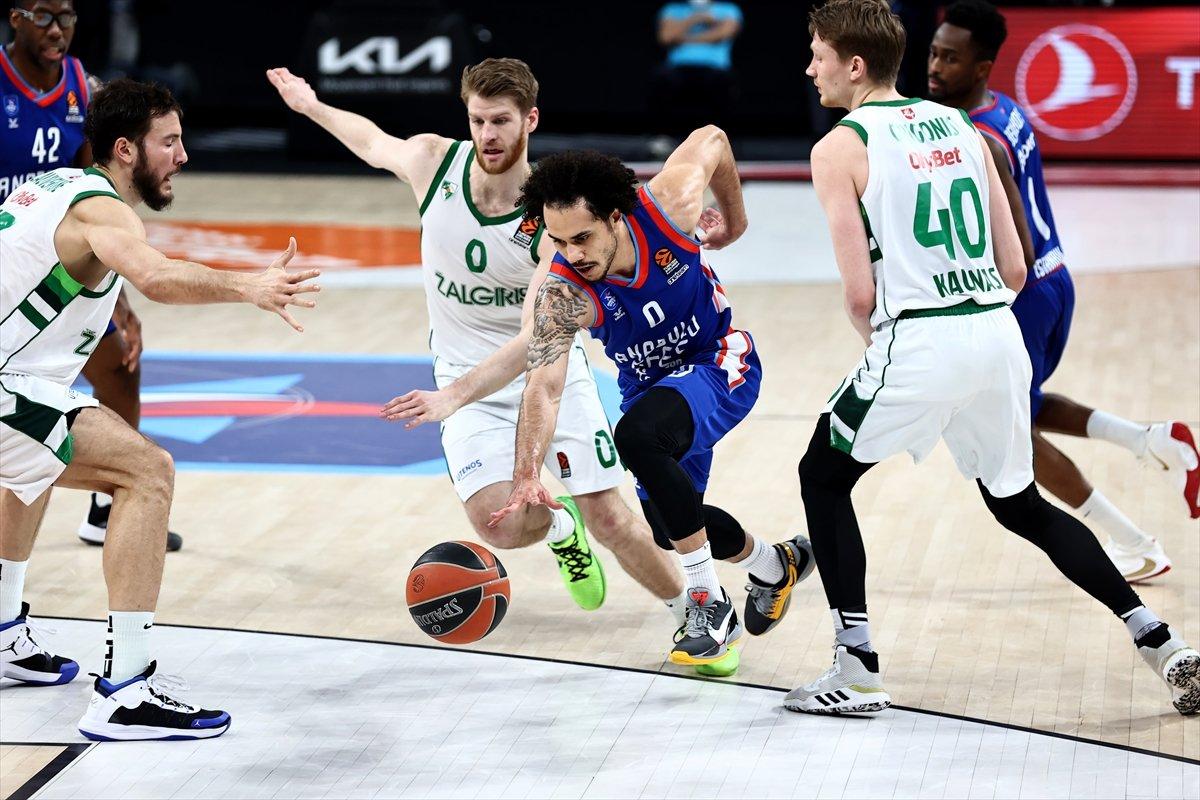 Anadolu Efes EuroLeague'de üst üste 7. galibiyetini aldı
