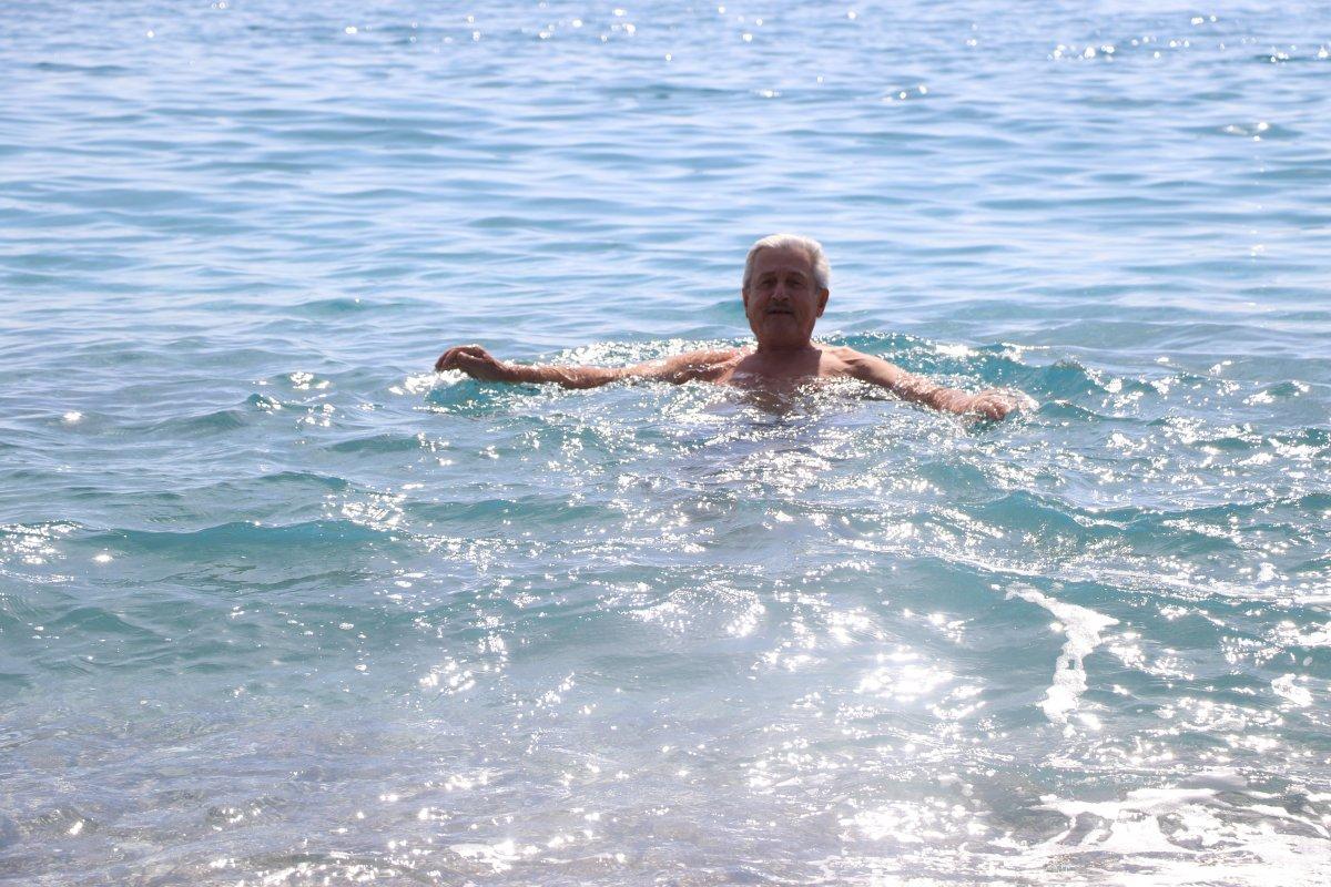 Antalya'da güzel havanın tadını çıkarmak isteyenler sahile koştu