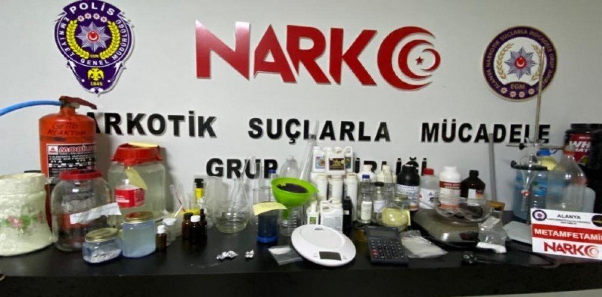 Antalya'da uyuşturucu imalathanesine çevrilen eve baskın