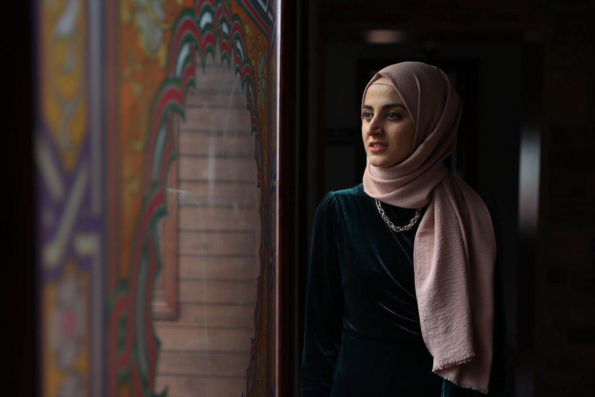 Genç Esra, yüzde 5 gören gözlerini tedavi ettirmek istiyor