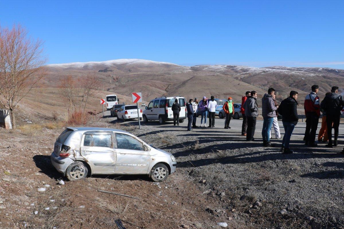 Sivas’ta virajı alamayan otomobil kaza yaptı