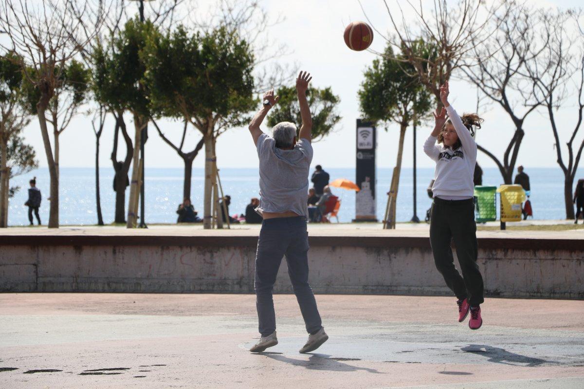 Antalya'da güzel havanın tadını çıkarmak isteyenler sahile koştu