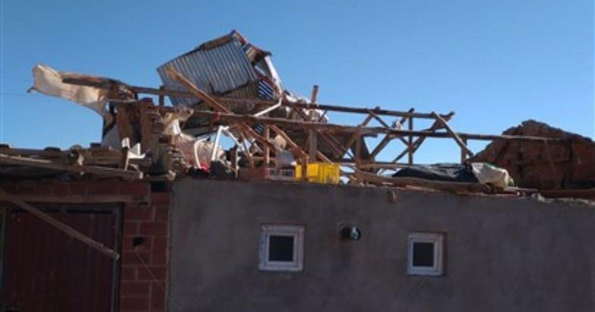 Adıyaman’da şiddetli rüzgar evlerin çatılarını uçurdu