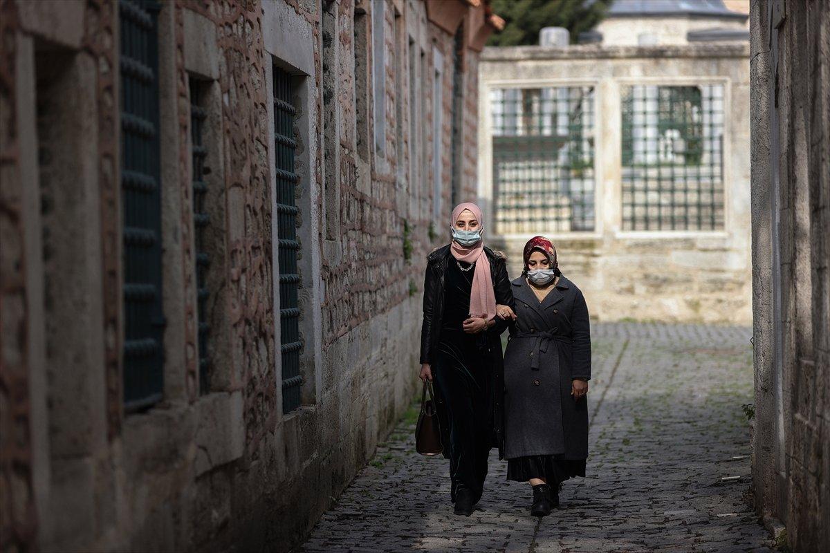 Genç Esra, yüzde 5 gören gözlerini tedavi ettirmek istiyor