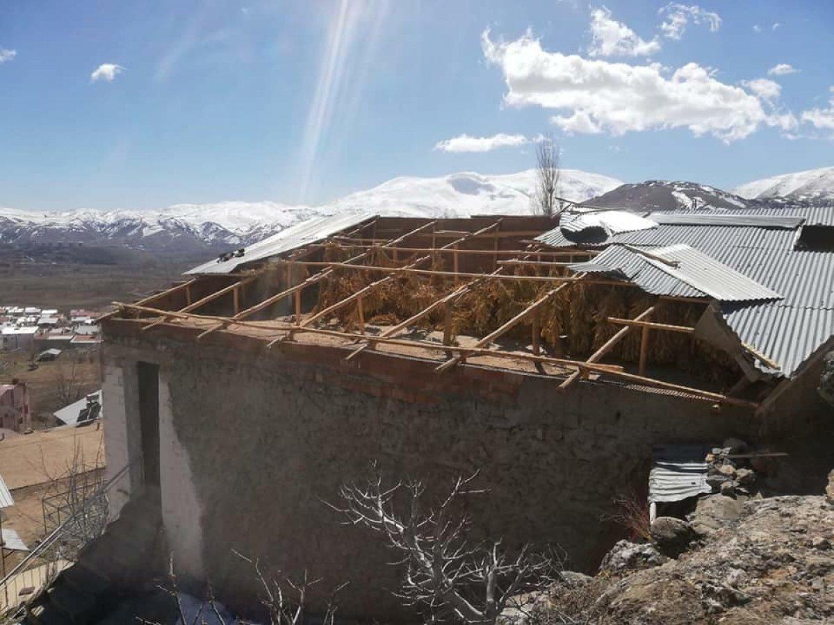 Adıyaman’da şiddetli rüzgar evlerin çatılarını uçurdu