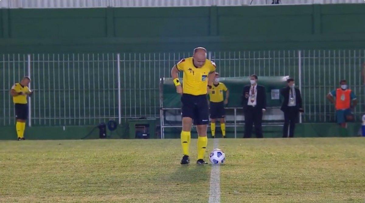 Brezilyalı hakem sahada altına işedi