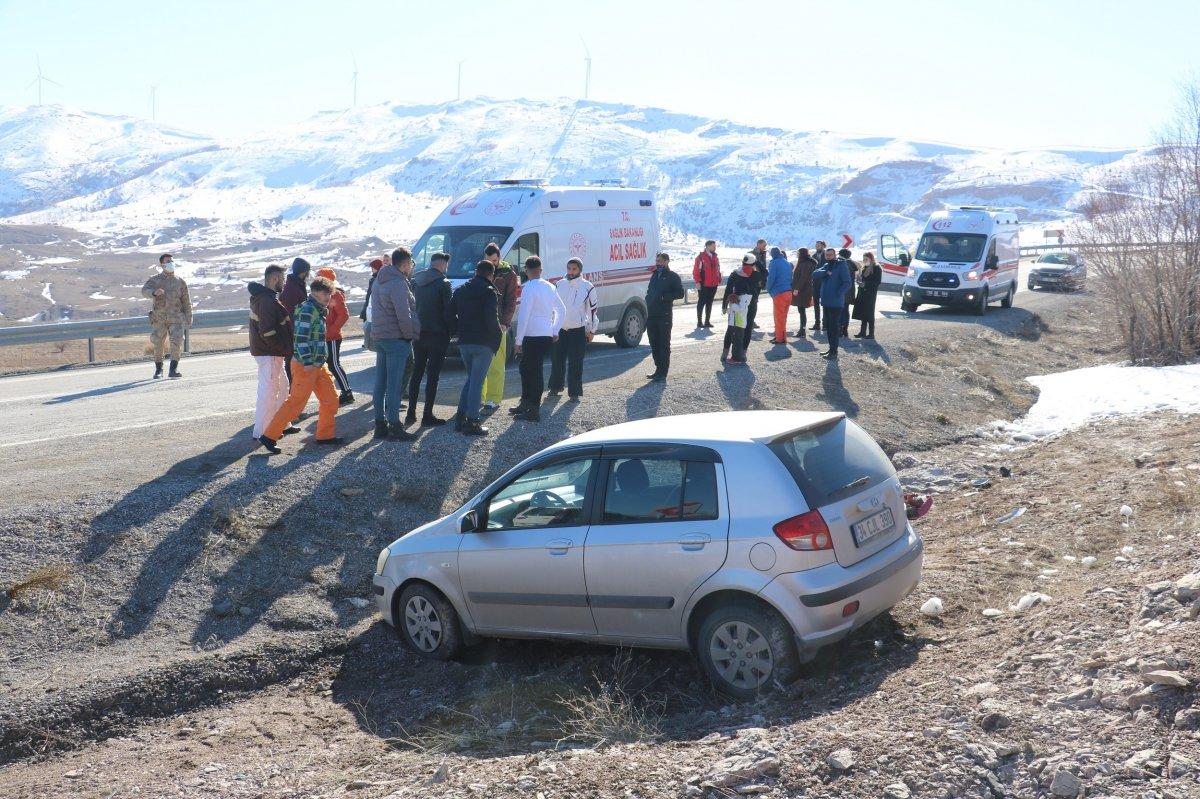 Sivas’ta virajı alamayan otomobil kaza yaptı