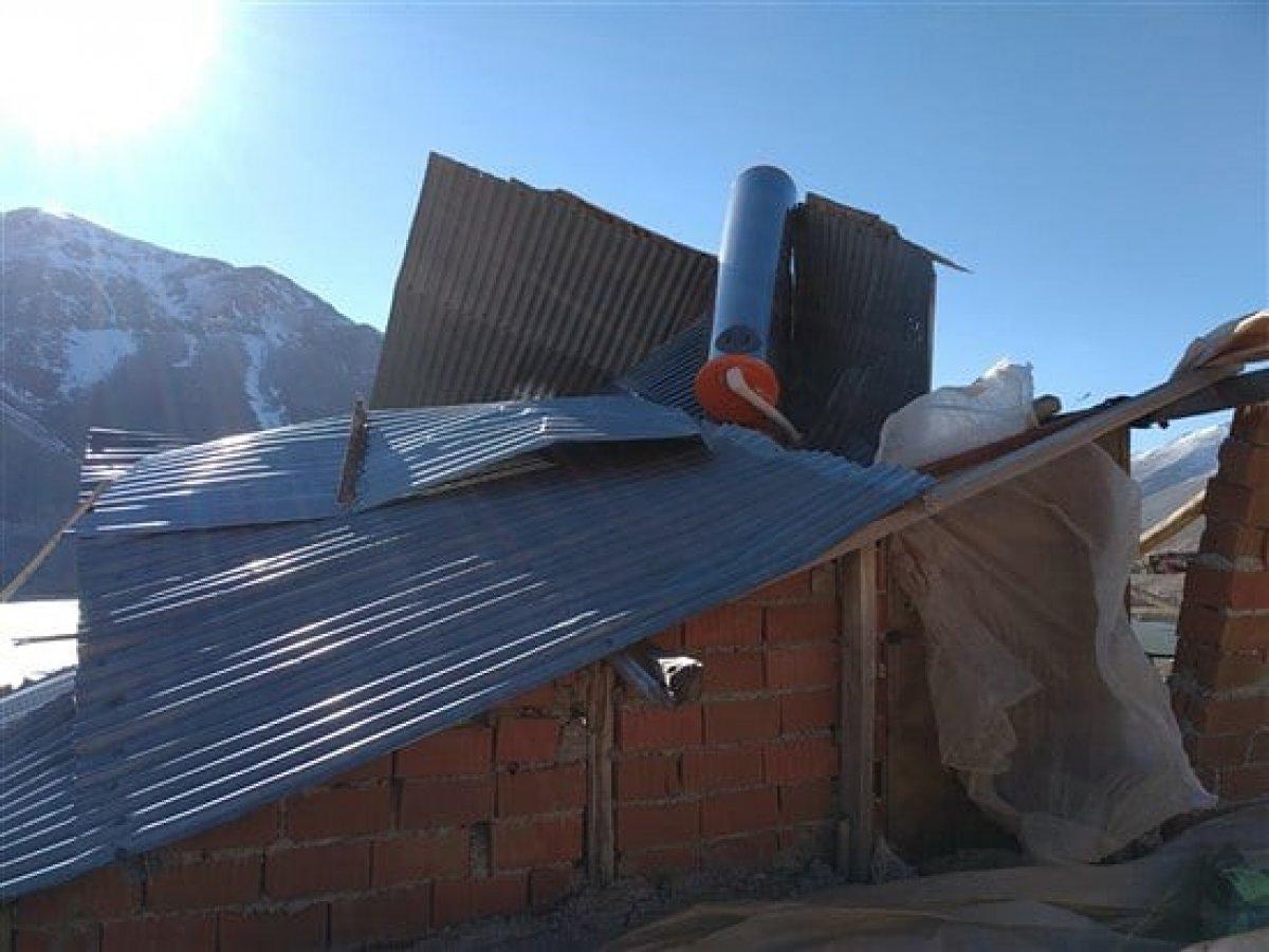 Adıyaman’da şiddetli rüzgar evlerin çatılarını uçurdu